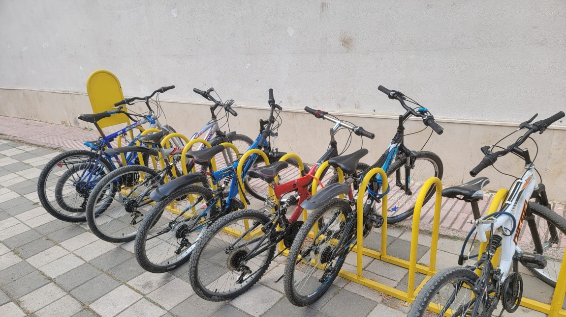 Sağlıklı yaşam için  okulumuz bahçesine öğrenciler için bisiklet parkımız yapıldı.
